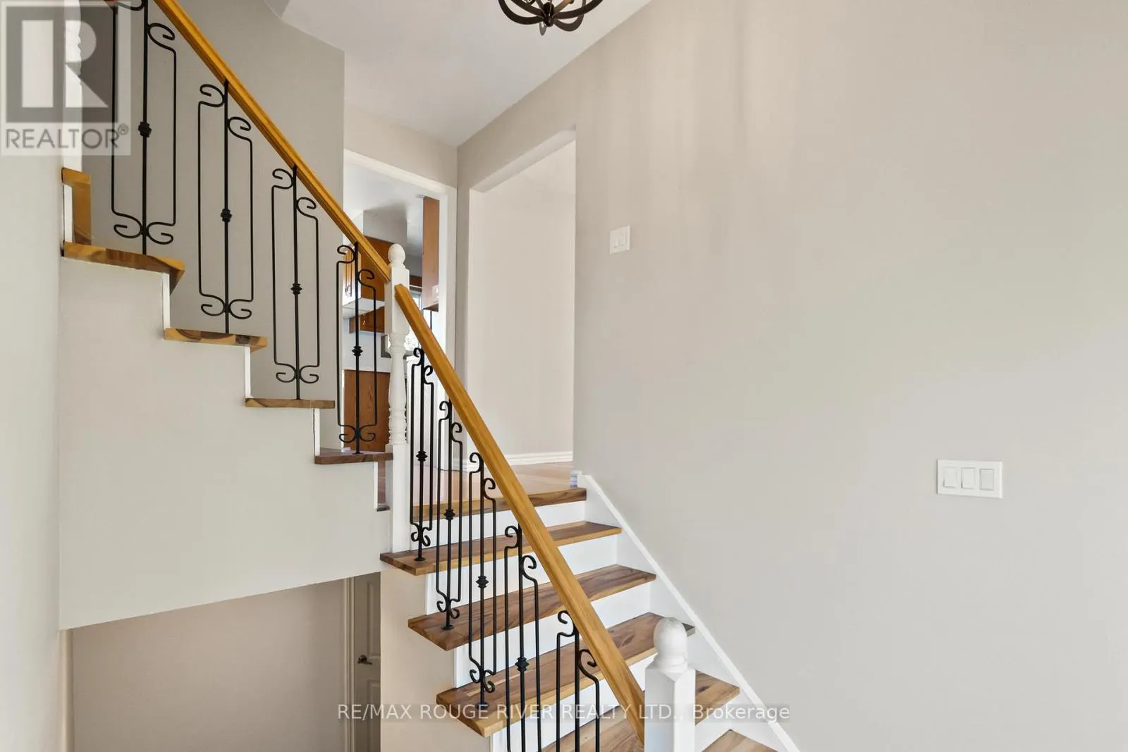 1 APPLEWOOD CRESCENT