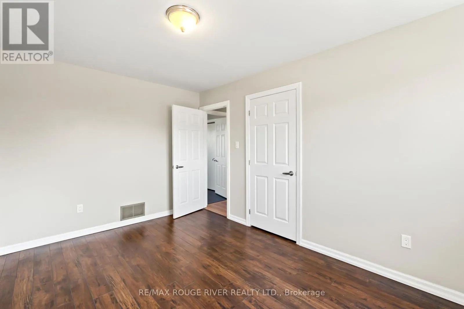 1 APPLEWOOD CRESCENT