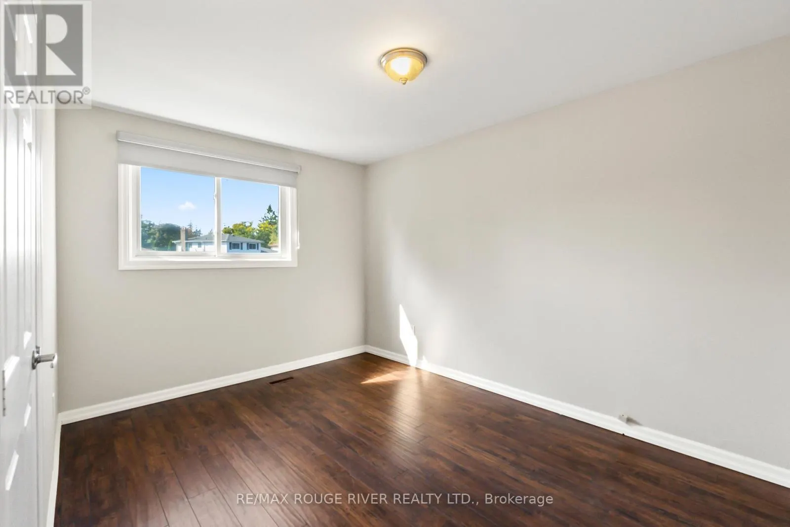 1 APPLEWOOD CRESCENT
