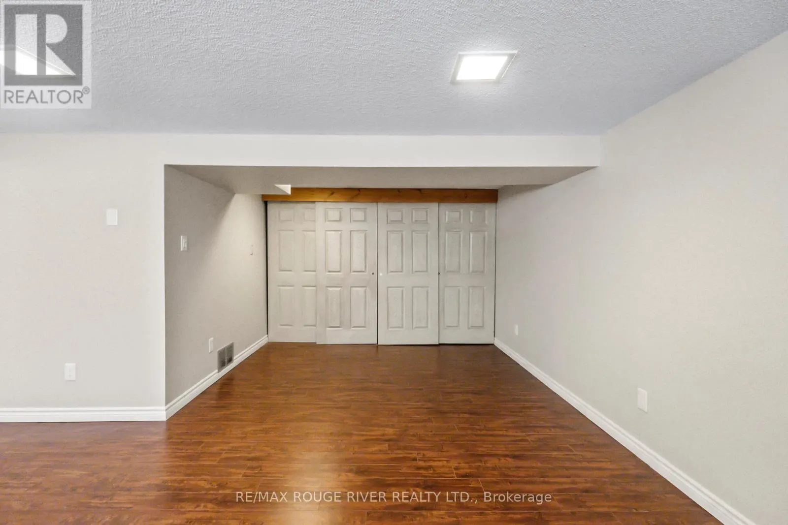 1 APPLEWOOD CRESCENT