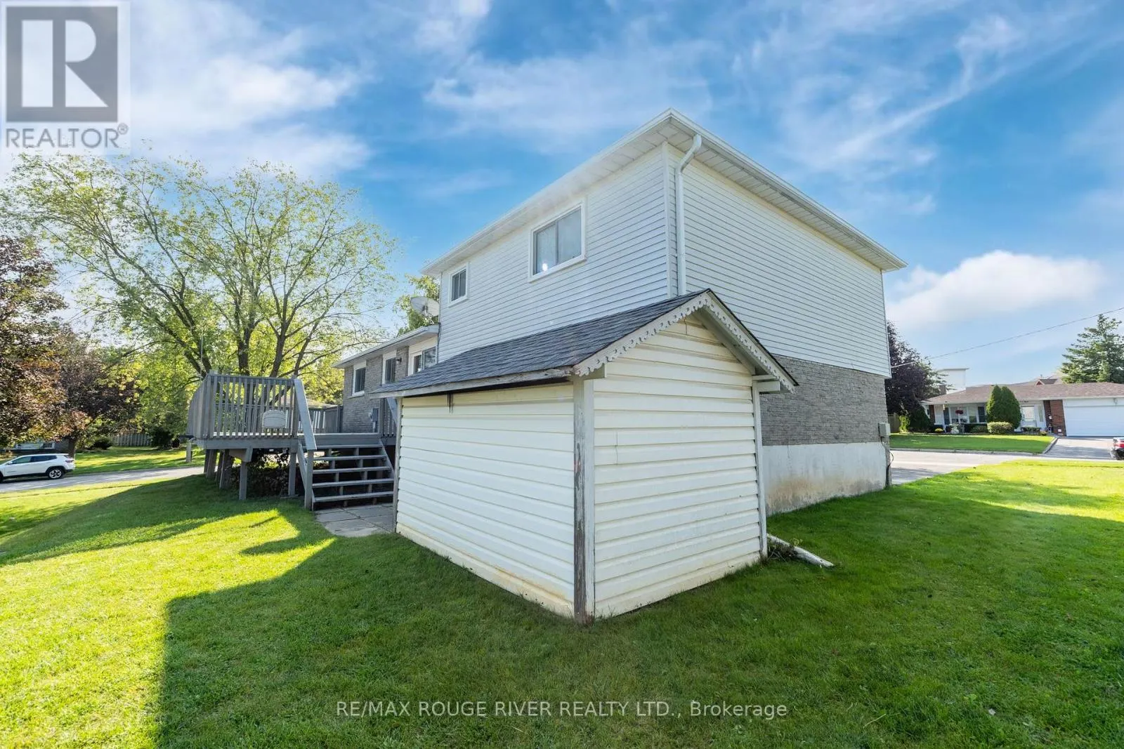 1 APPLEWOOD CRESCENT