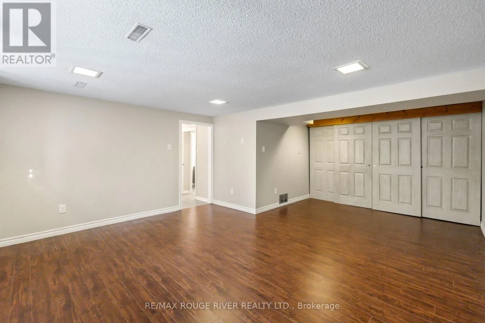 1 APPLEWOOD CRESCENT