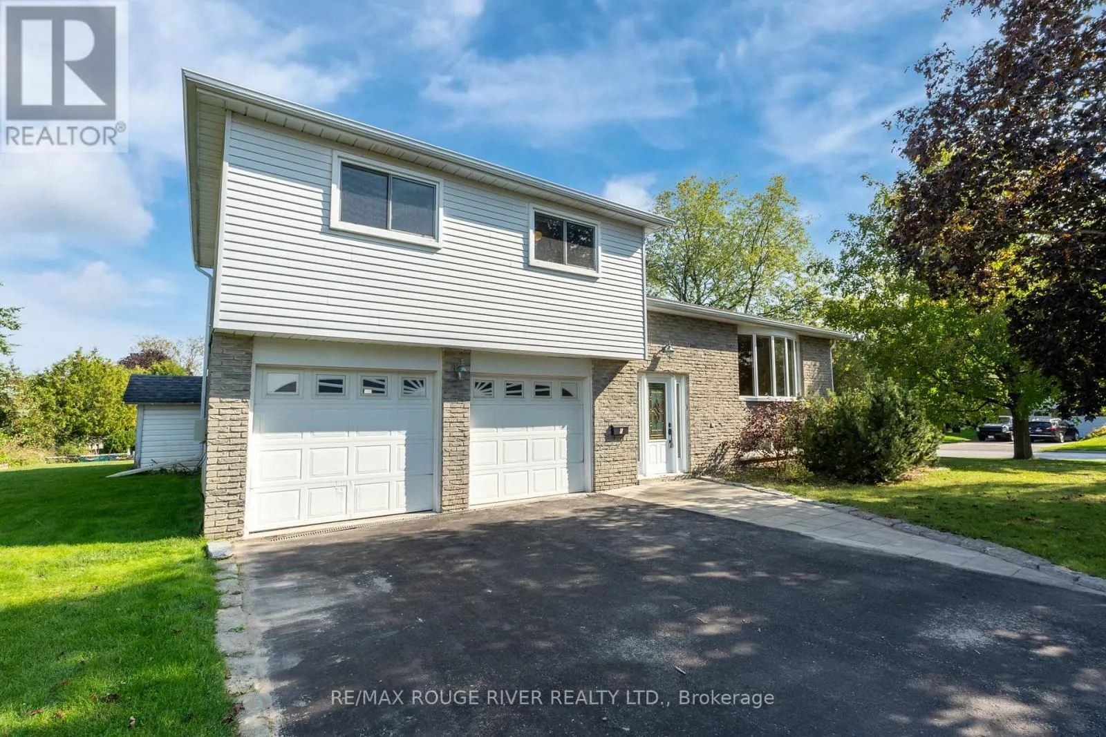 1 APPLEWOOD CRESCENT