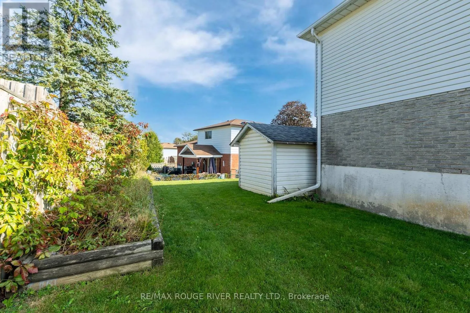 1 APPLEWOOD CRESCENT
