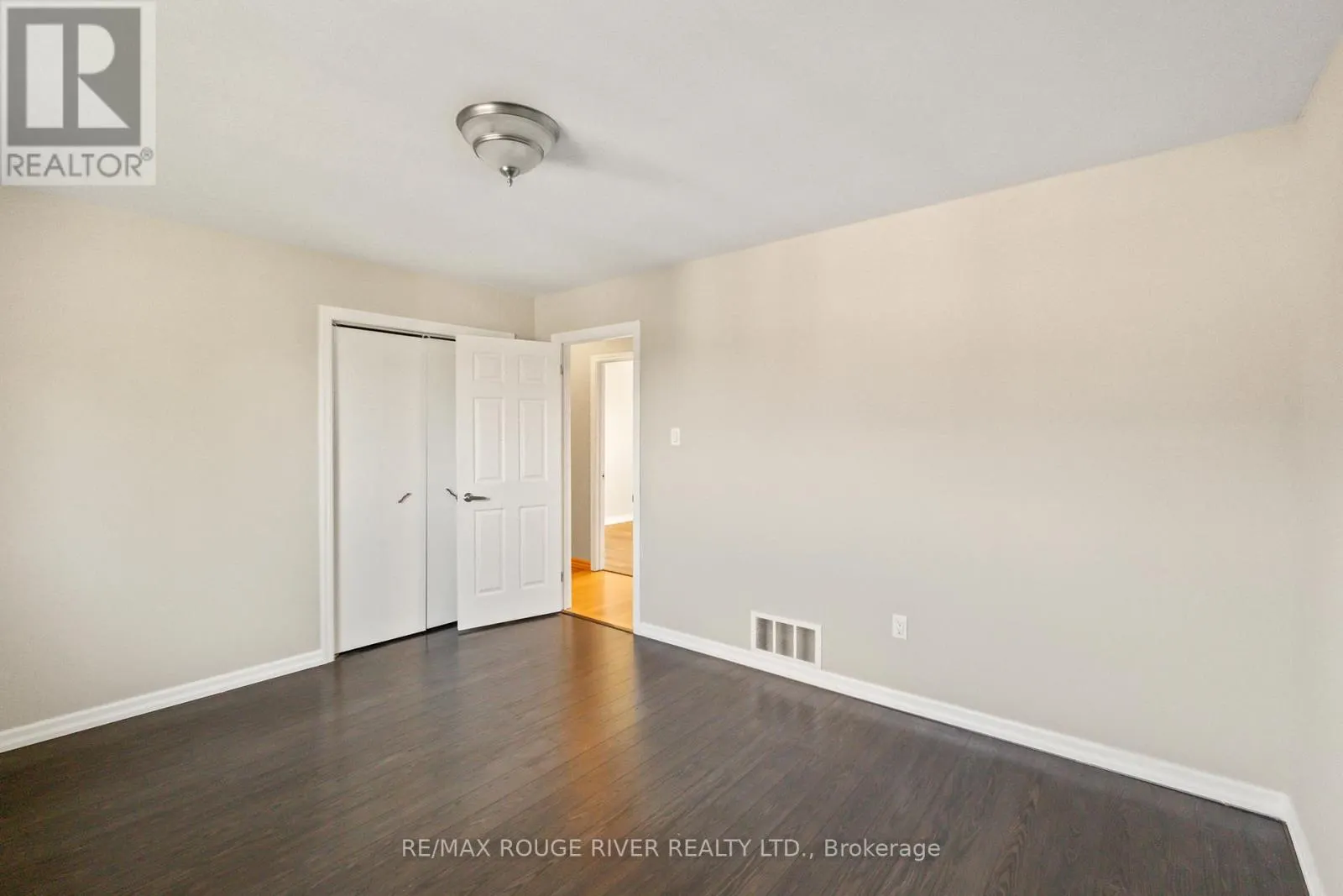 1 APPLEWOOD CRESCENT