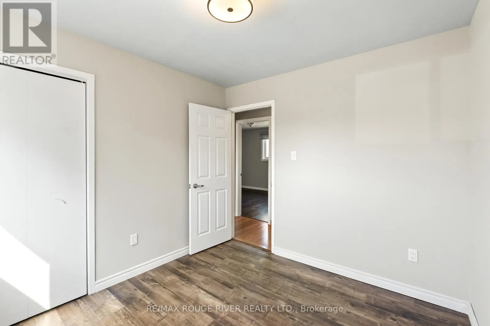 1 APPLEWOOD CRESCENT