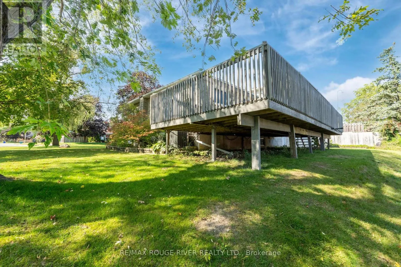 1 APPLEWOOD CRESCENT