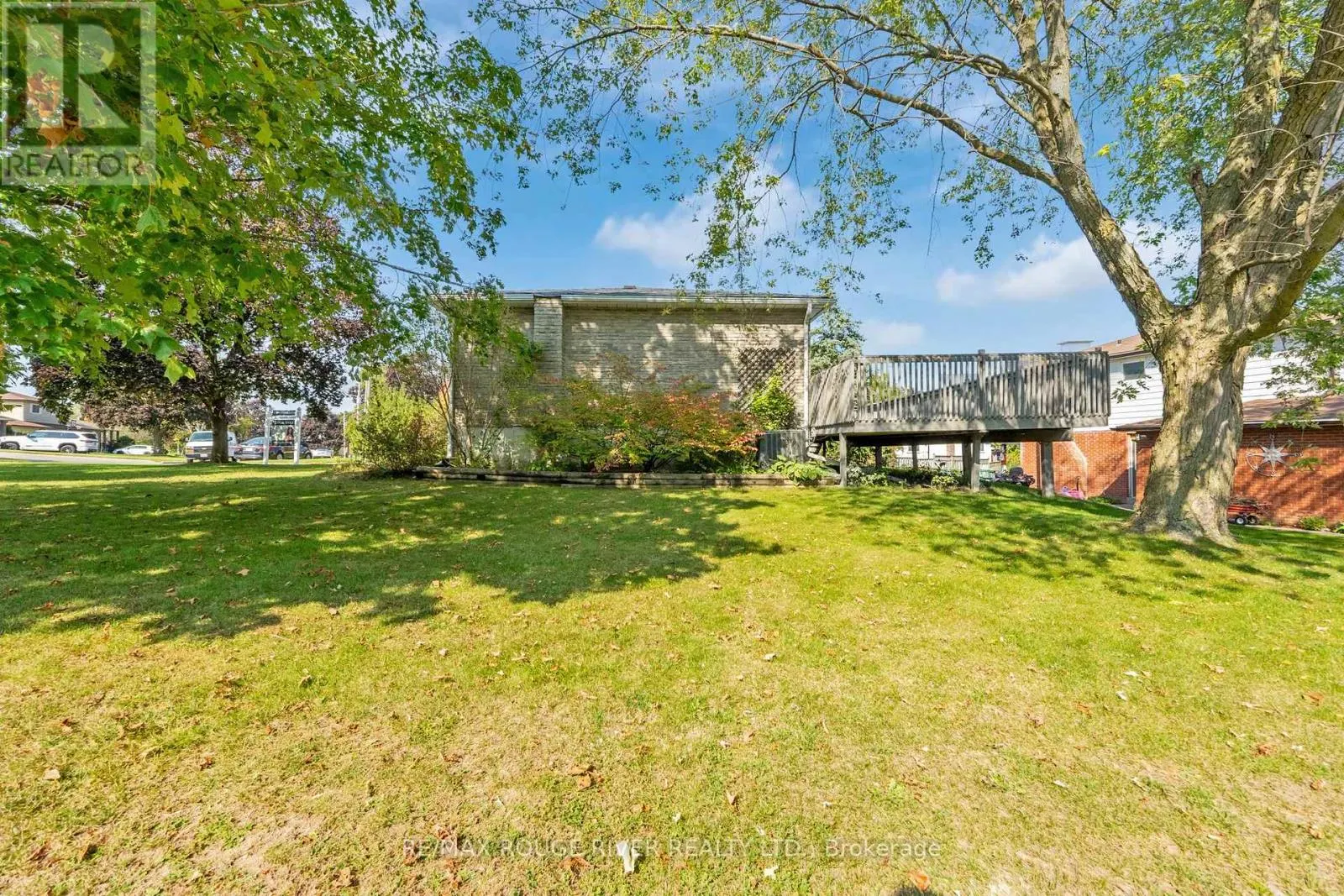 1 APPLEWOOD CRESCENT