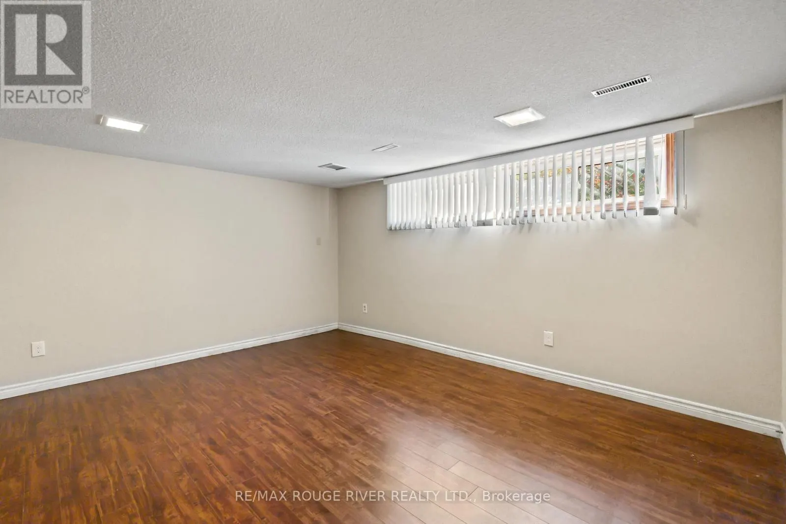 1 APPLEWOOD CRESCENT