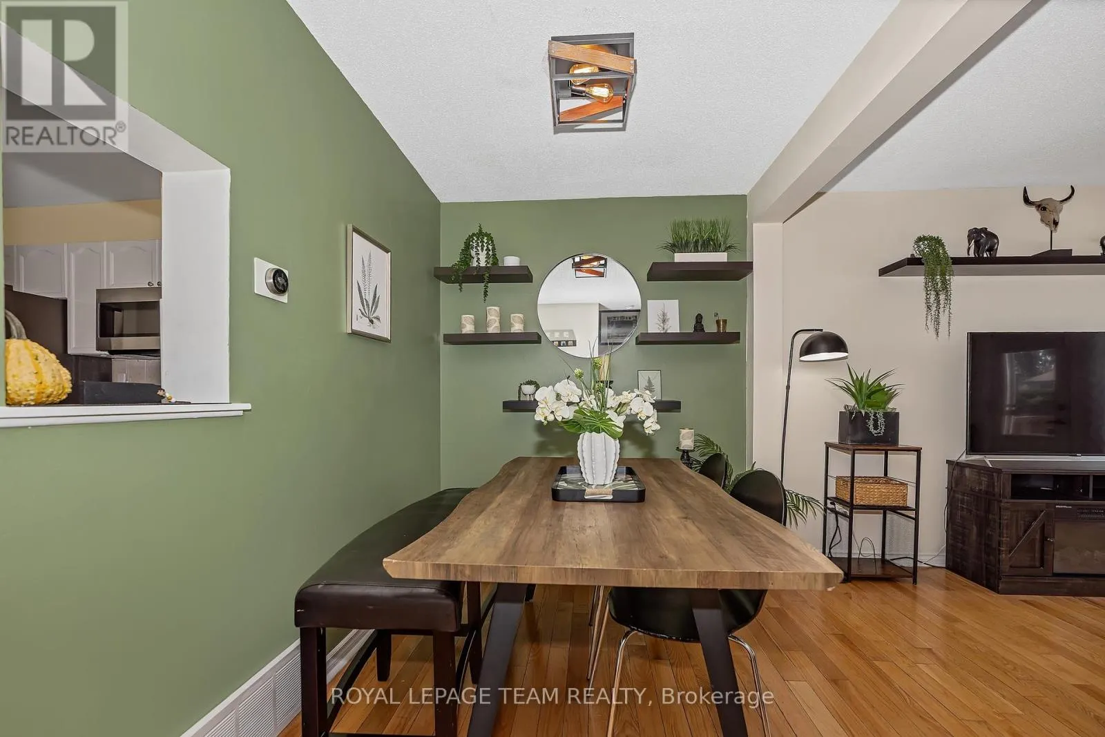 1844 STONEHENGE CRESCENT