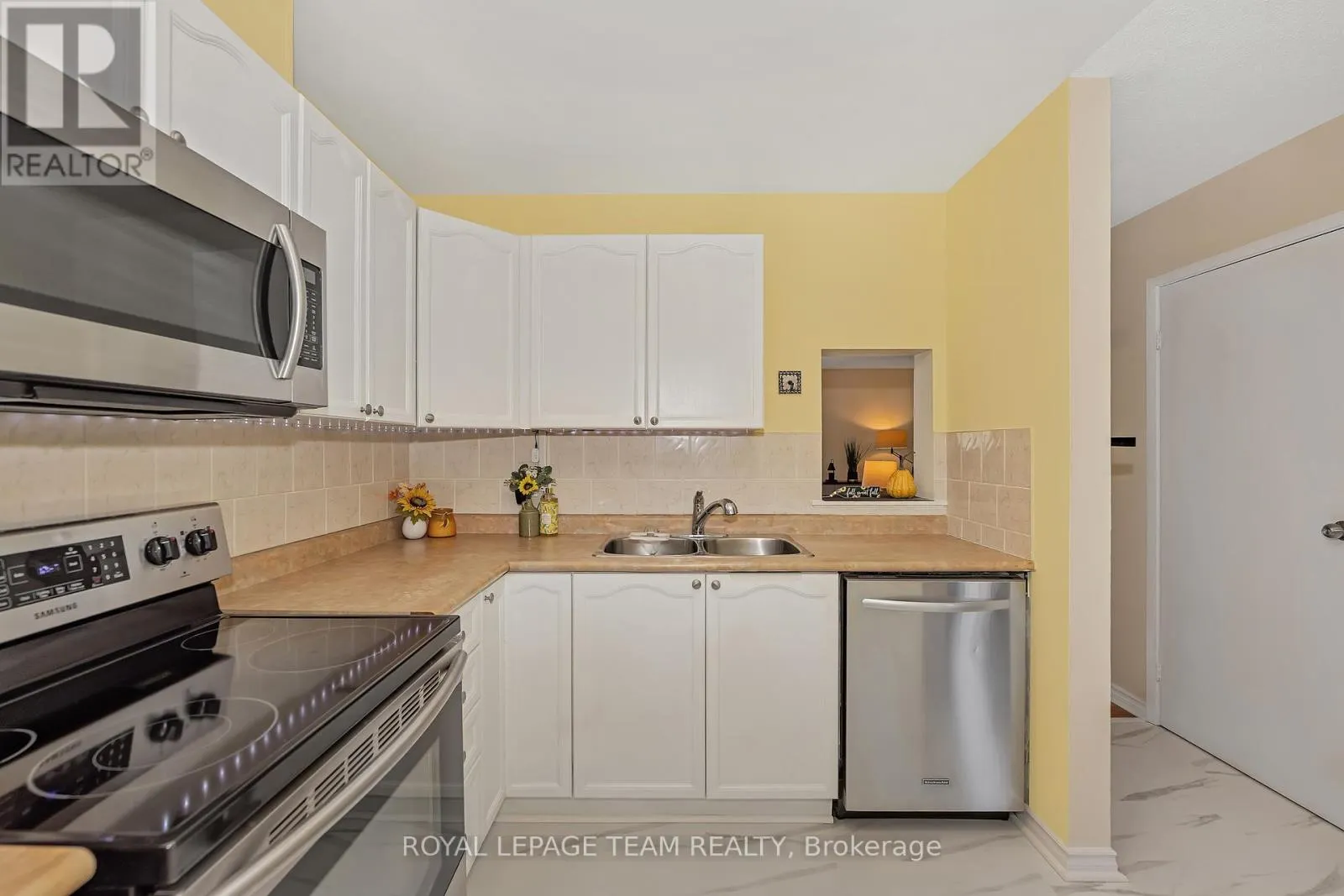 1844 STONEHENGE CRESCENT