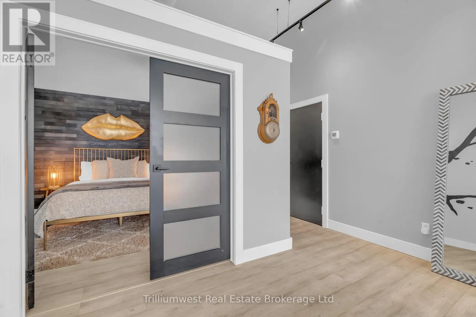 205 - 276 KING STREET W, #205