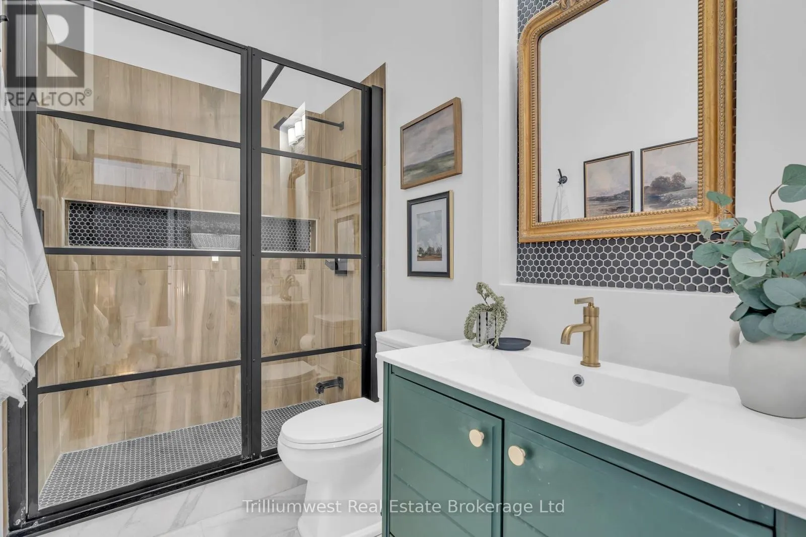 205 - 276 KING STREET W, #205