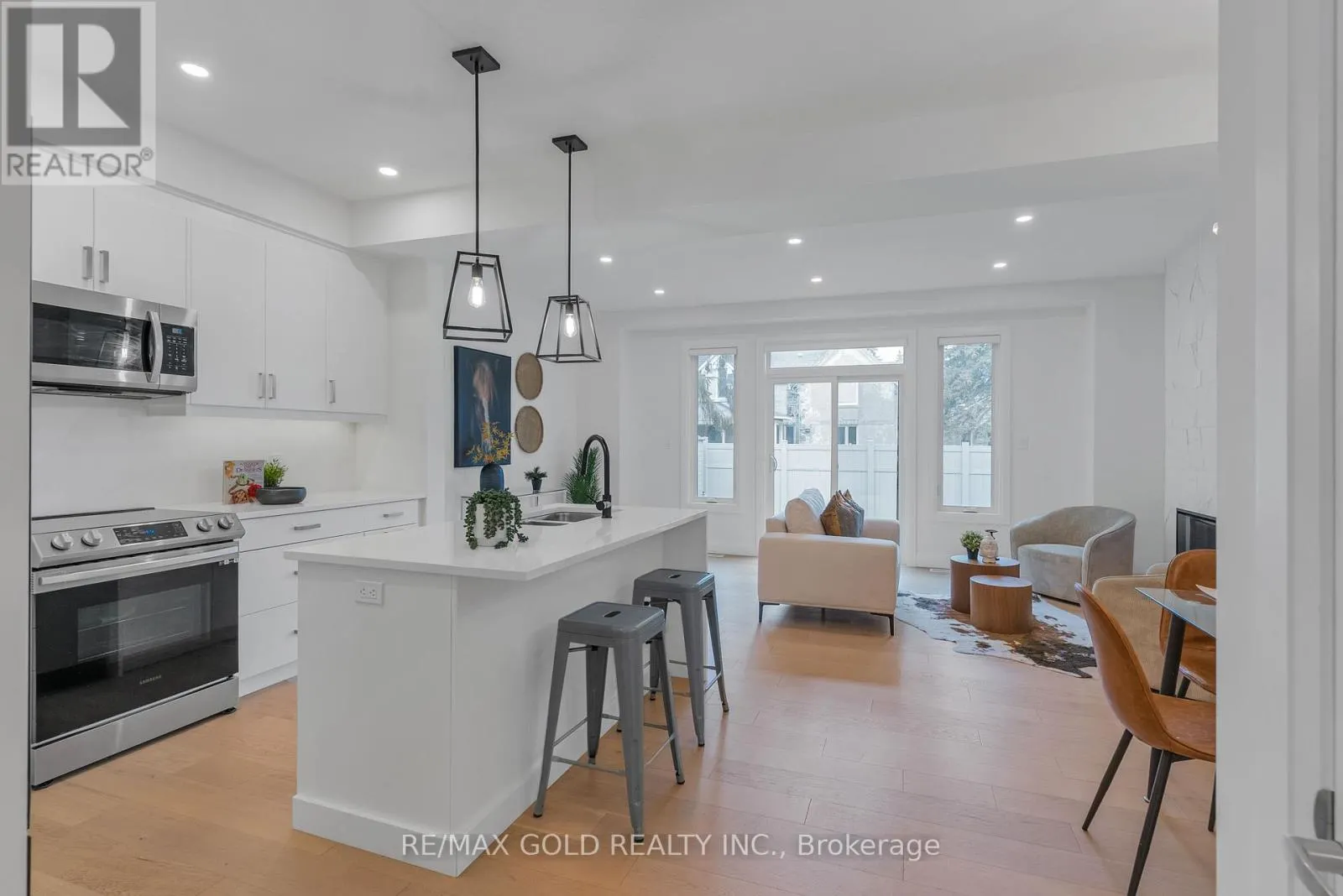 19 - 143 ELGIN STREET N