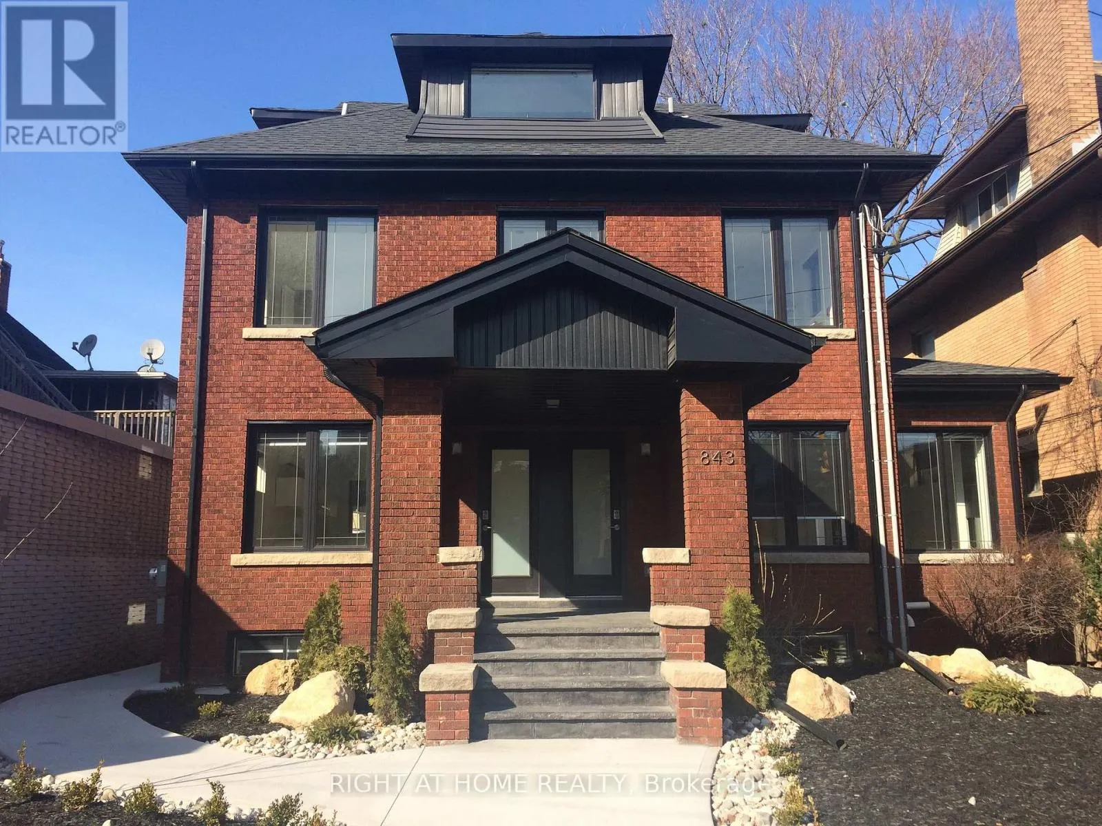 2 - 843 MAIN STREET E