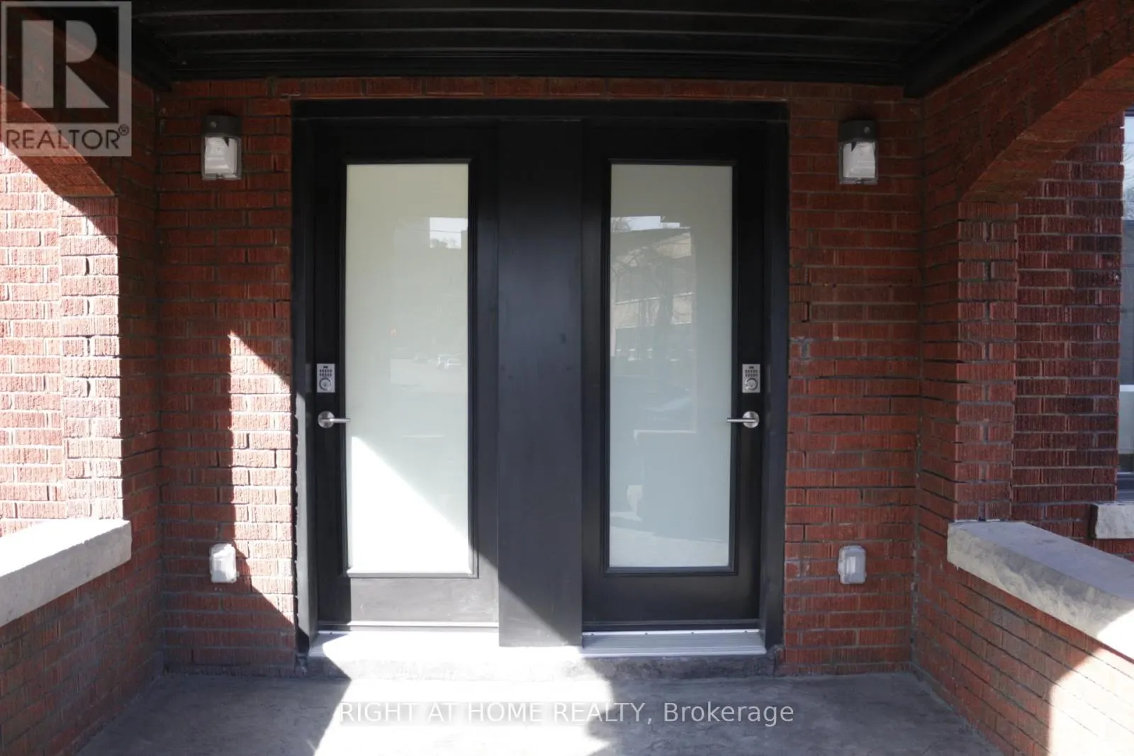 2 - 843 MAIN STREET E