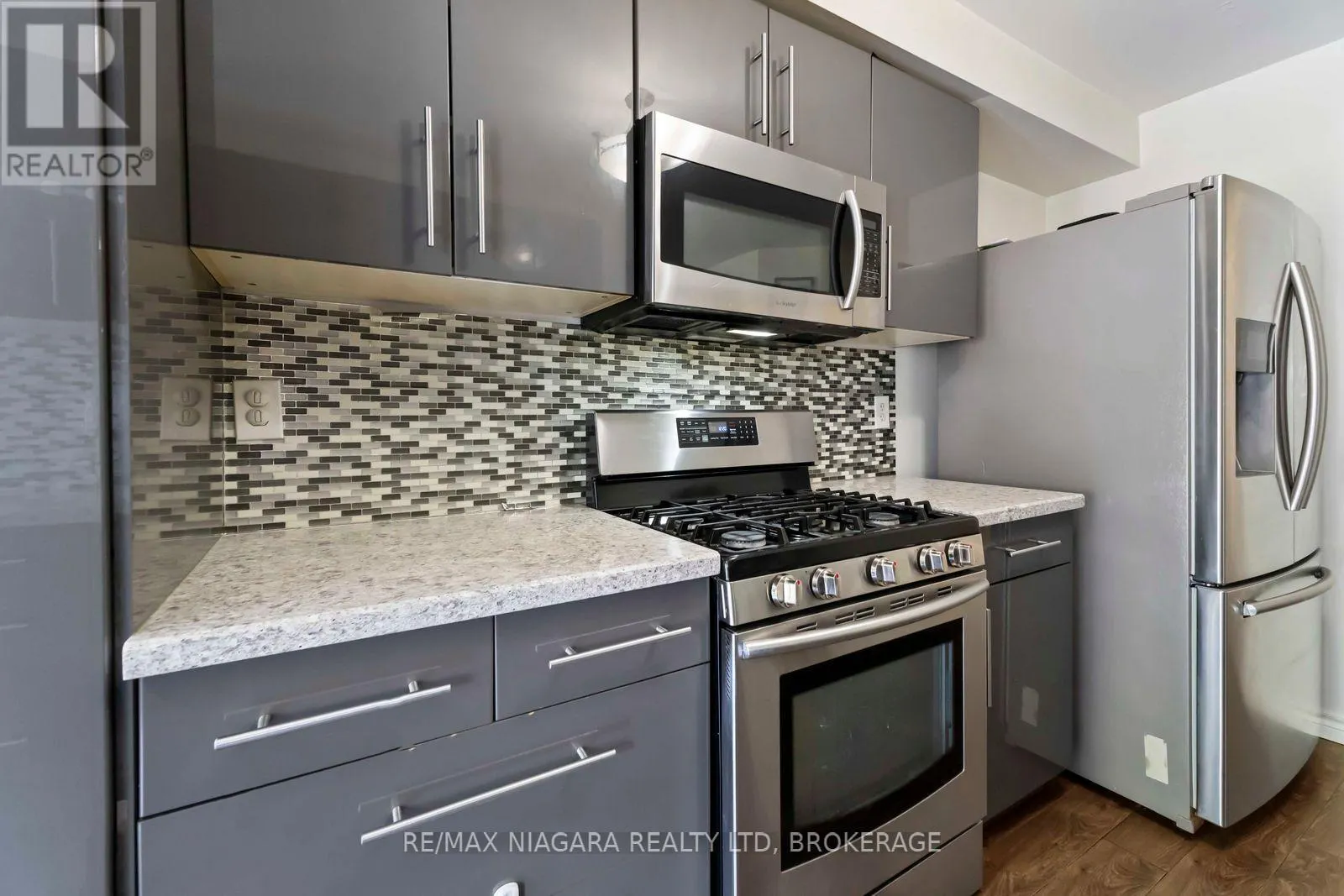 2 - 9 LAKESHORE ROAD, #2