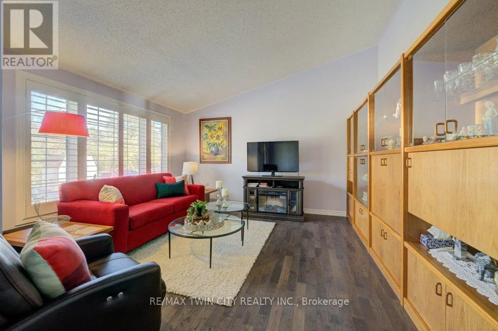 128 WESLEY CRESCENT