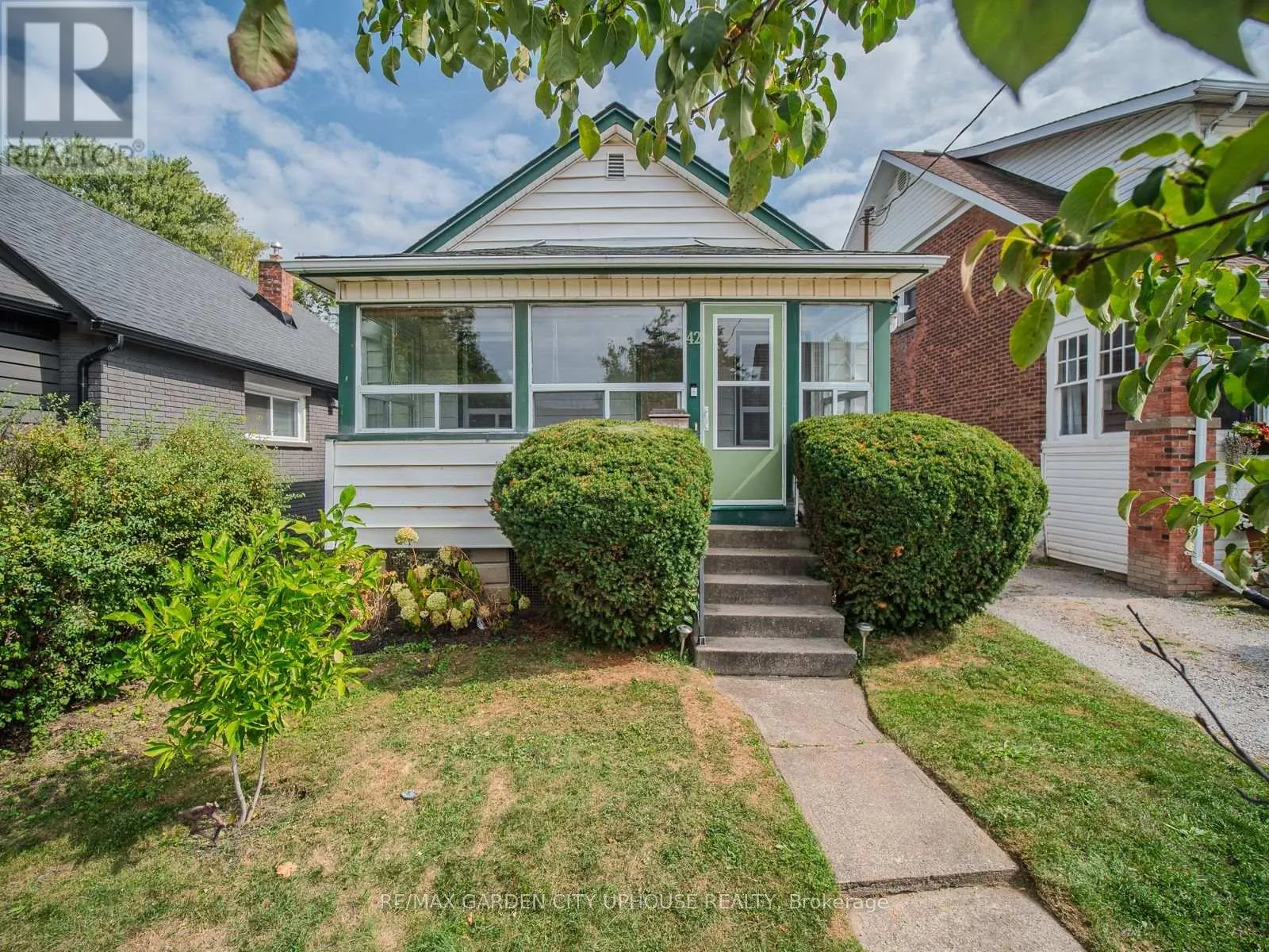 42 GRANTHAM AVENUE S