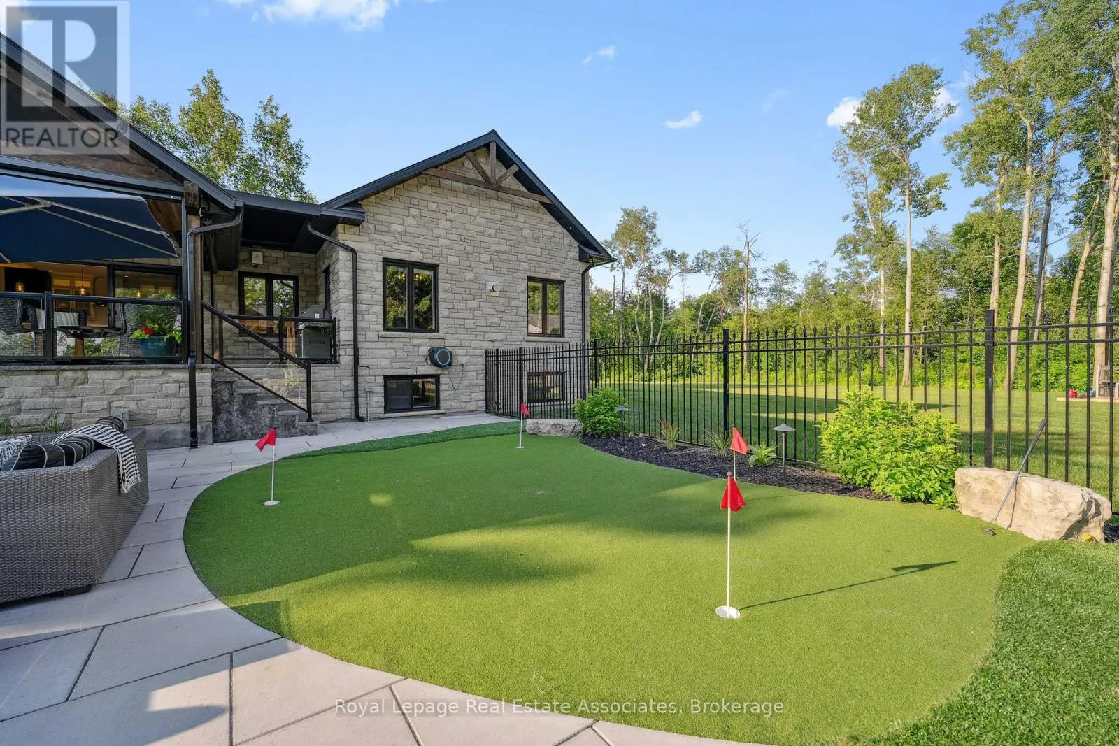 102 CONCESSION 11 E