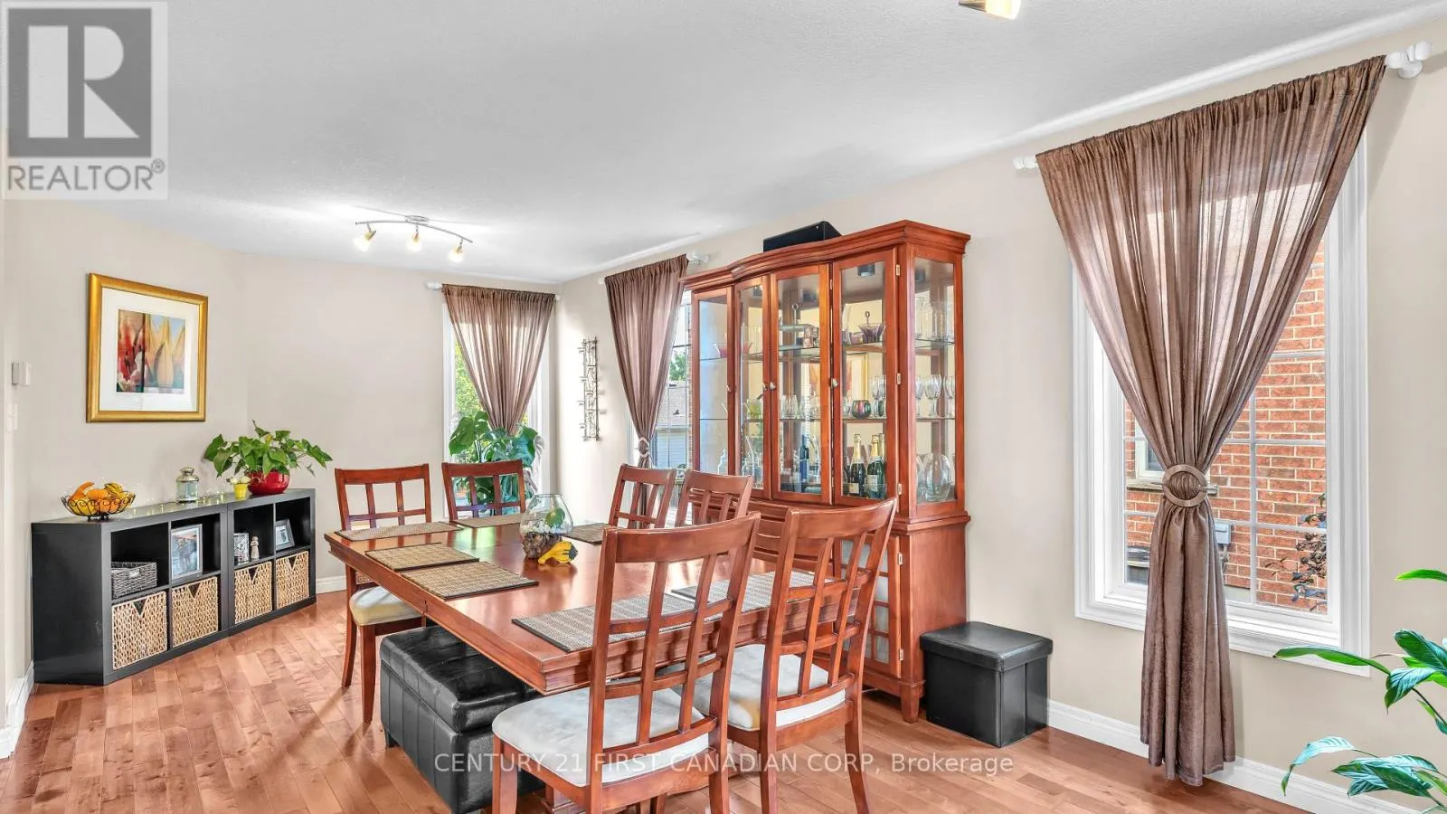 916 CRESTHAVEN CRESCENT