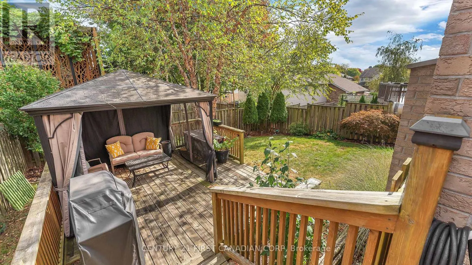 916 CRESTHAVEN CRESCENT