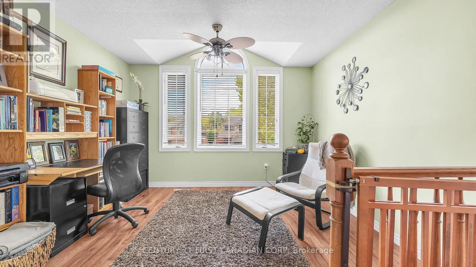916 CRESTHAVEN CRESCENT