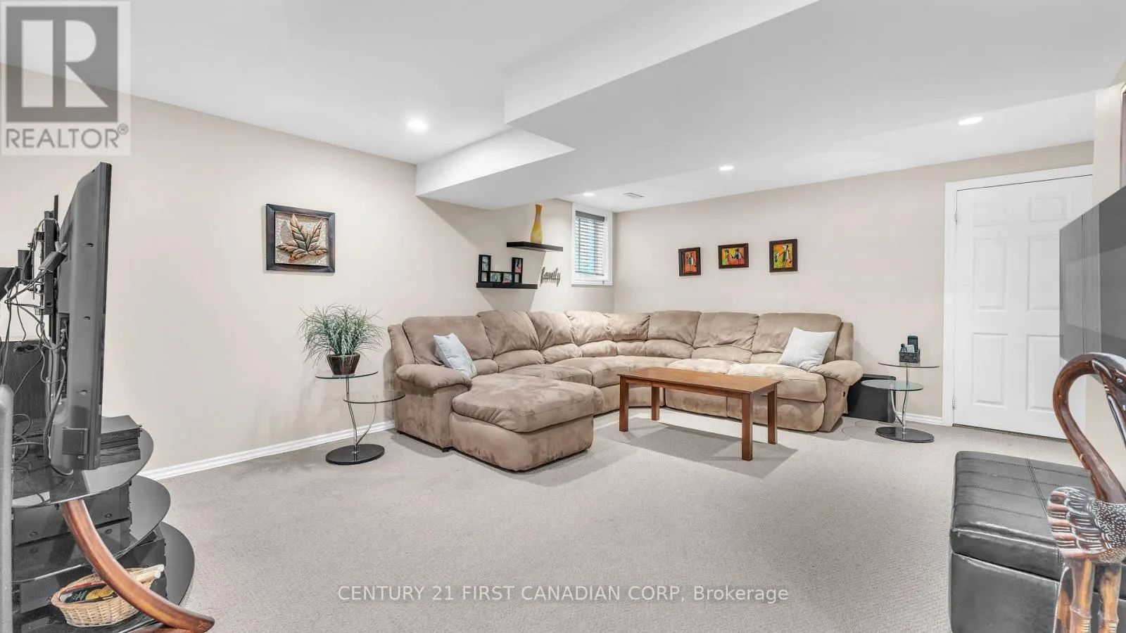 916 CRESTHAVEN CRESCENT