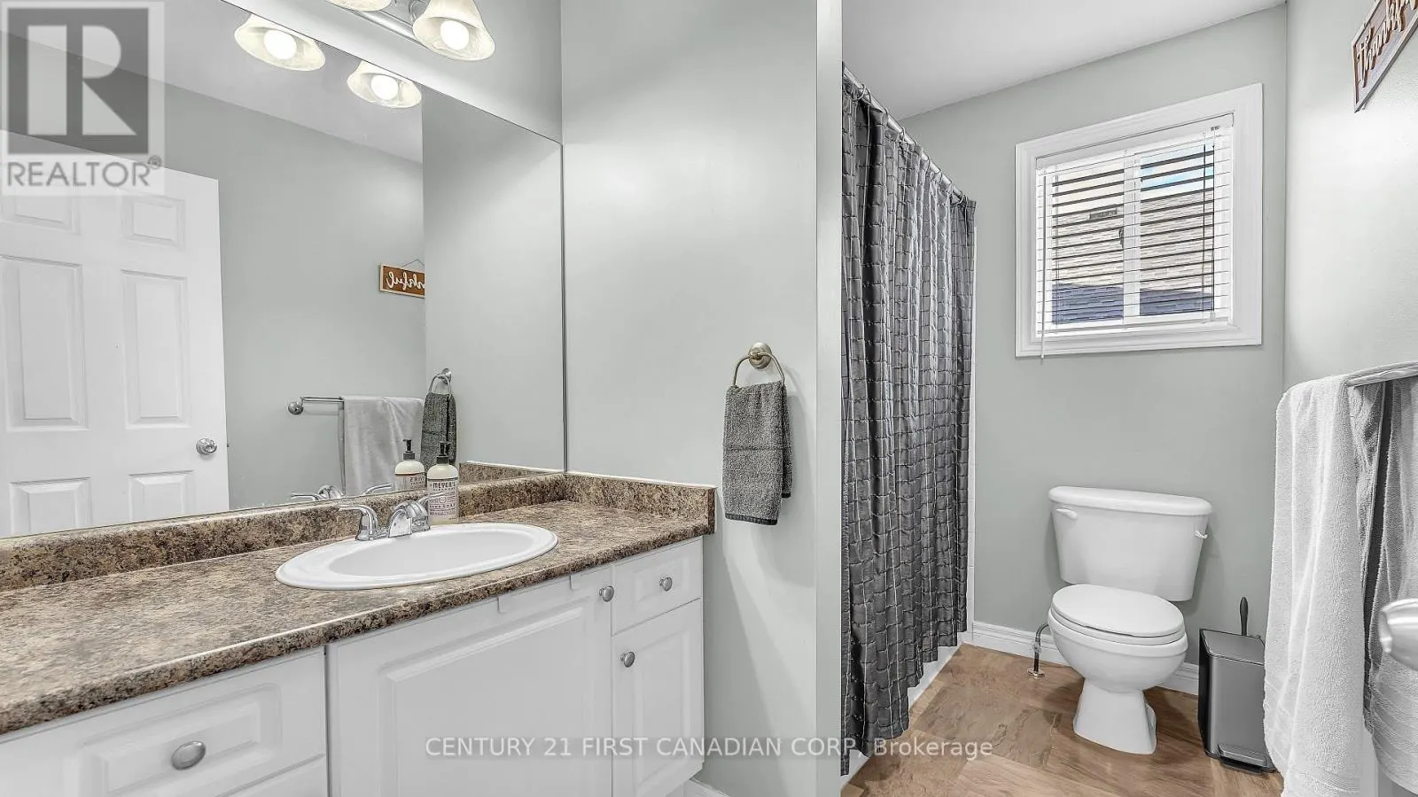 916 CRESTHAVEN CRESCENT