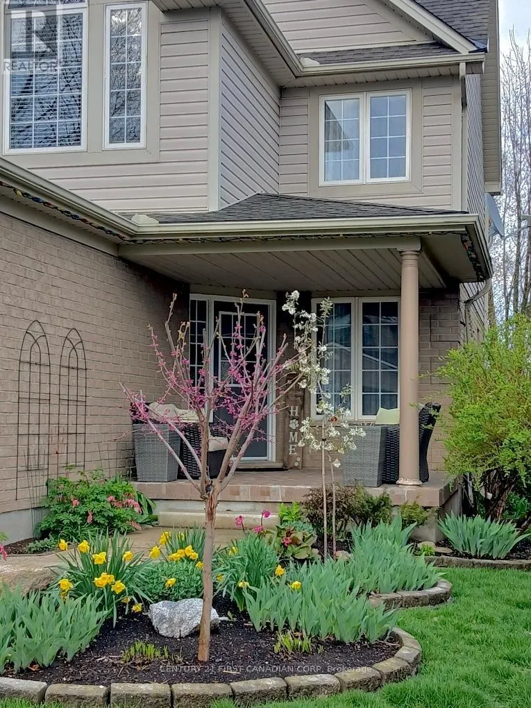 916 CRESTHAVEN CRESCENT