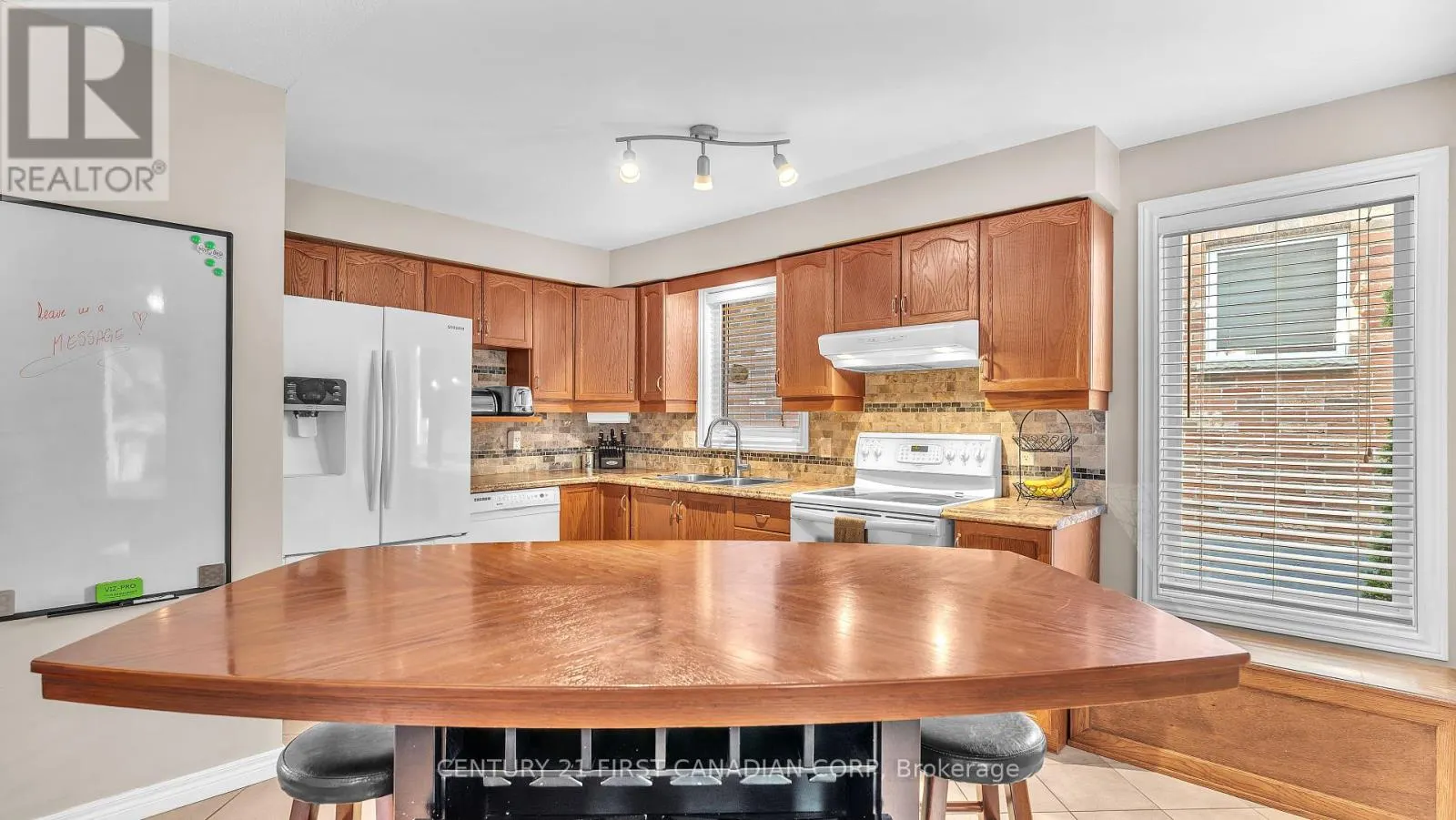 916 CRESTHAVEN CRESCENT