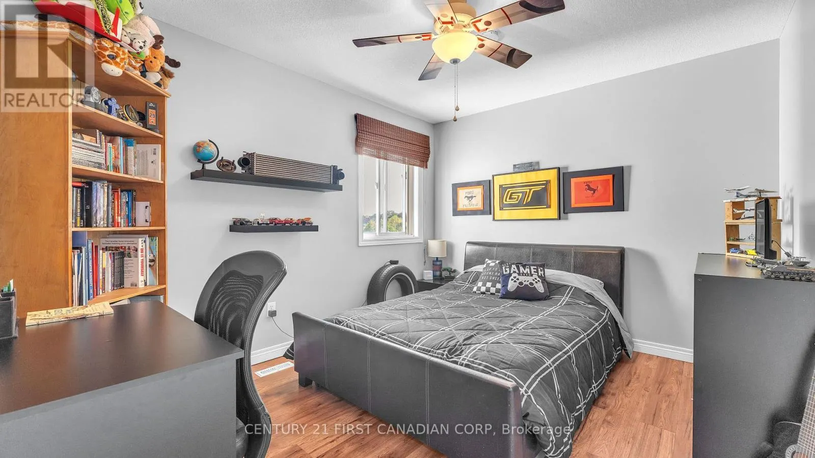 916 CRESTHAVEN CRESCENT