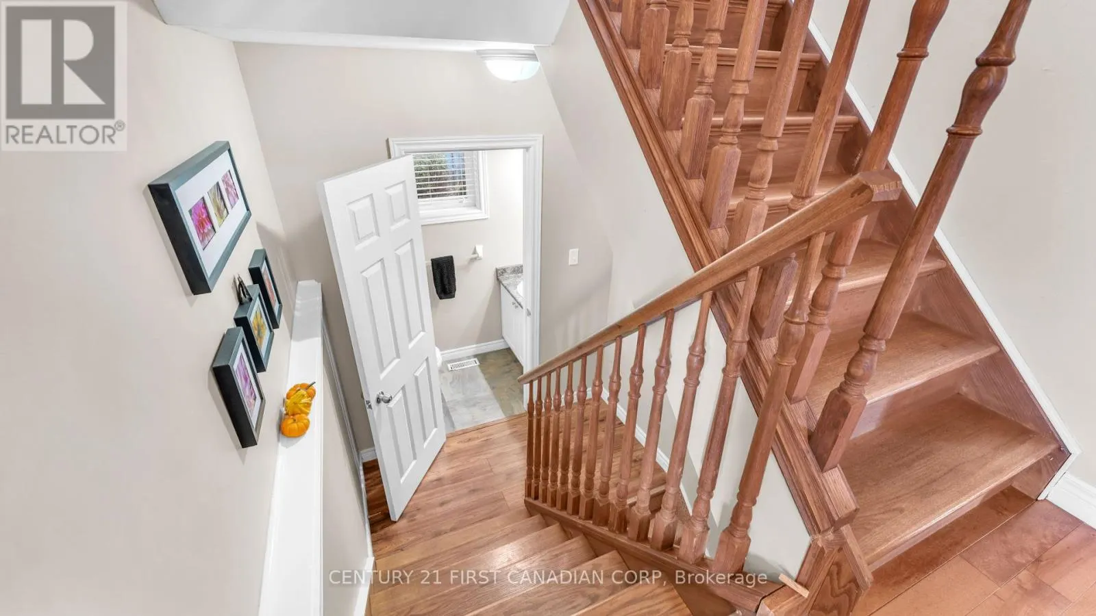 916 CRESTHAVEN CRESCENT