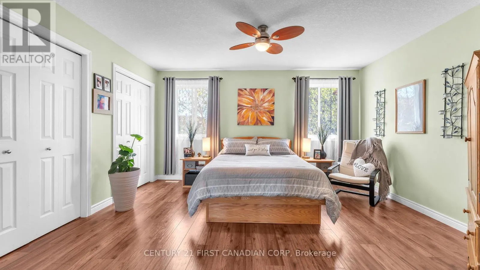 916 CRESTHAVEN CRESCENT