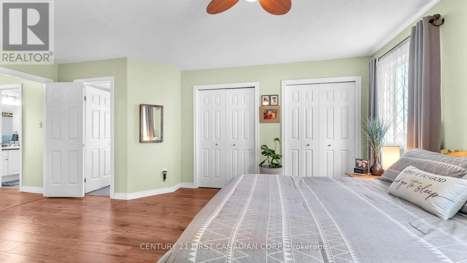 916 CRESTHAVEN CRESCENT