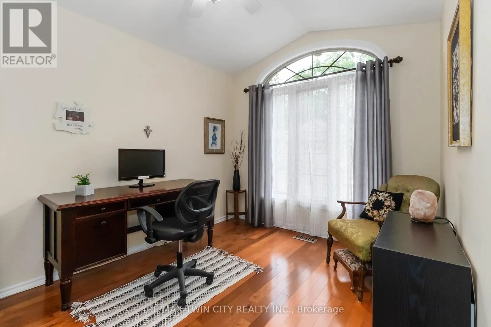 15 - 54 GLENWOOD DRIVE