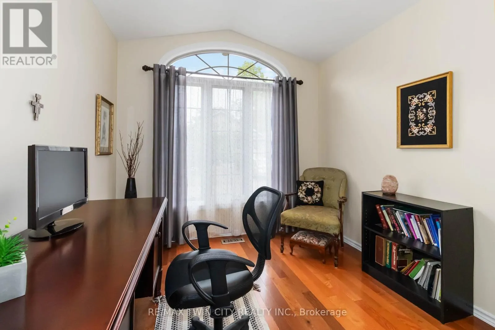 15 - 54 GLENWOOD DRIVE