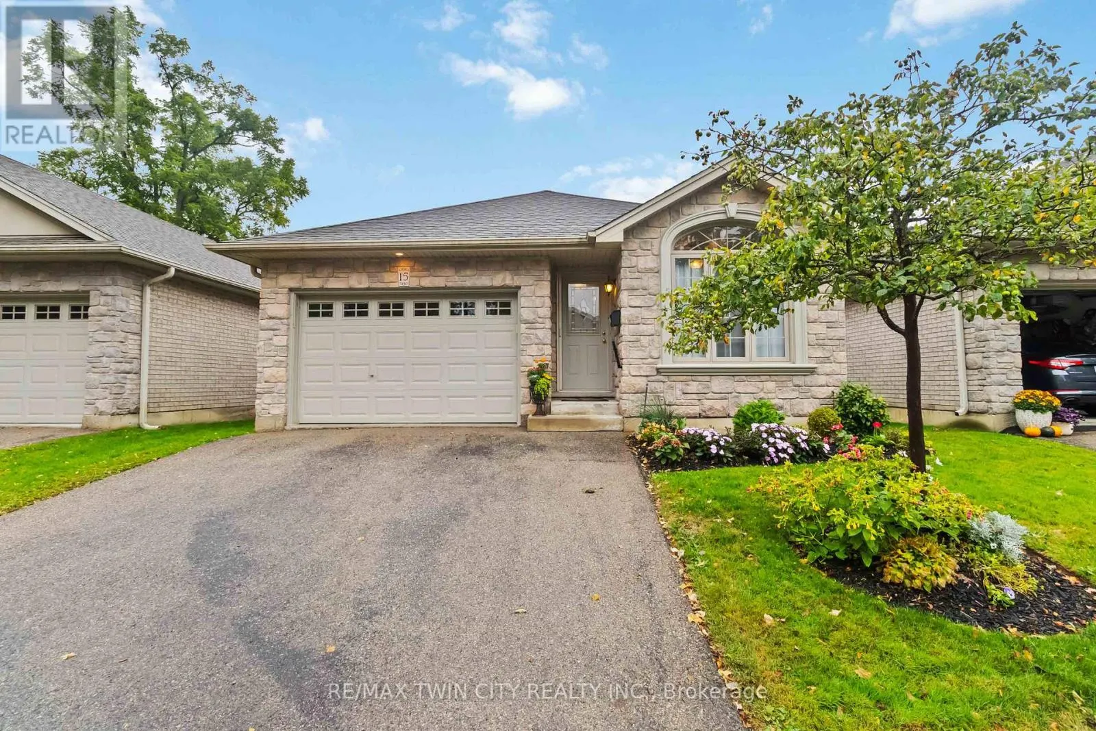 15 - 54 GLENWOOD DRIVE