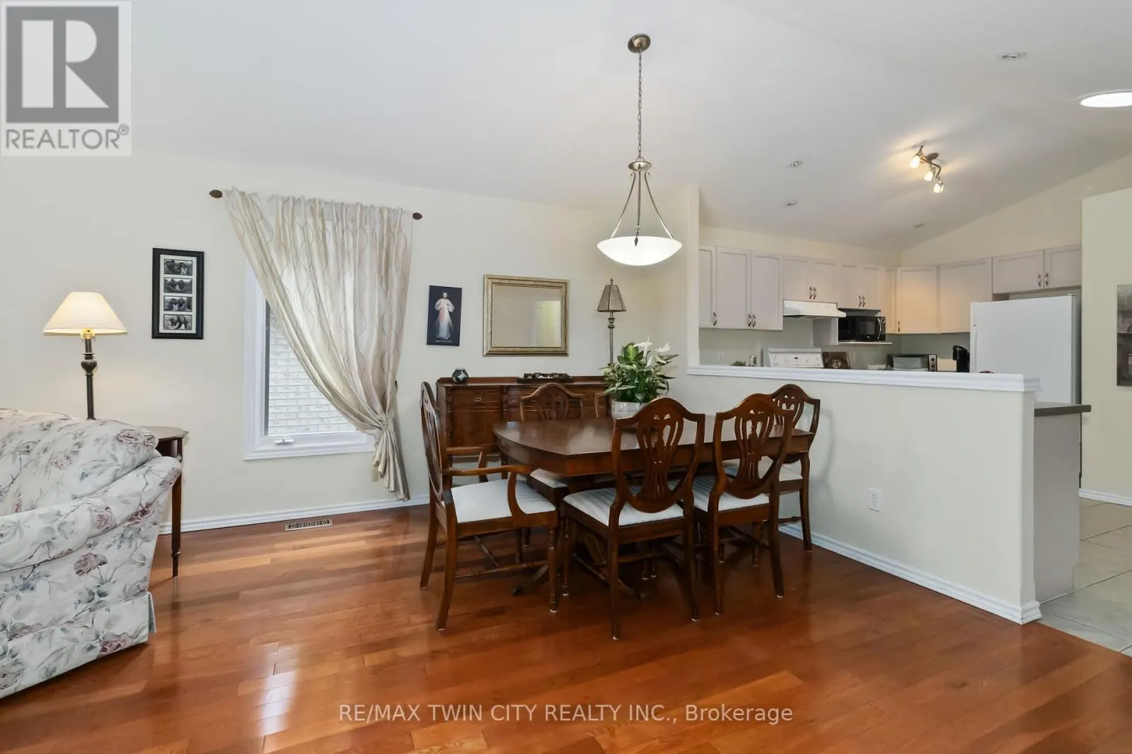 15 - 54 GLENWOOD DRIVE