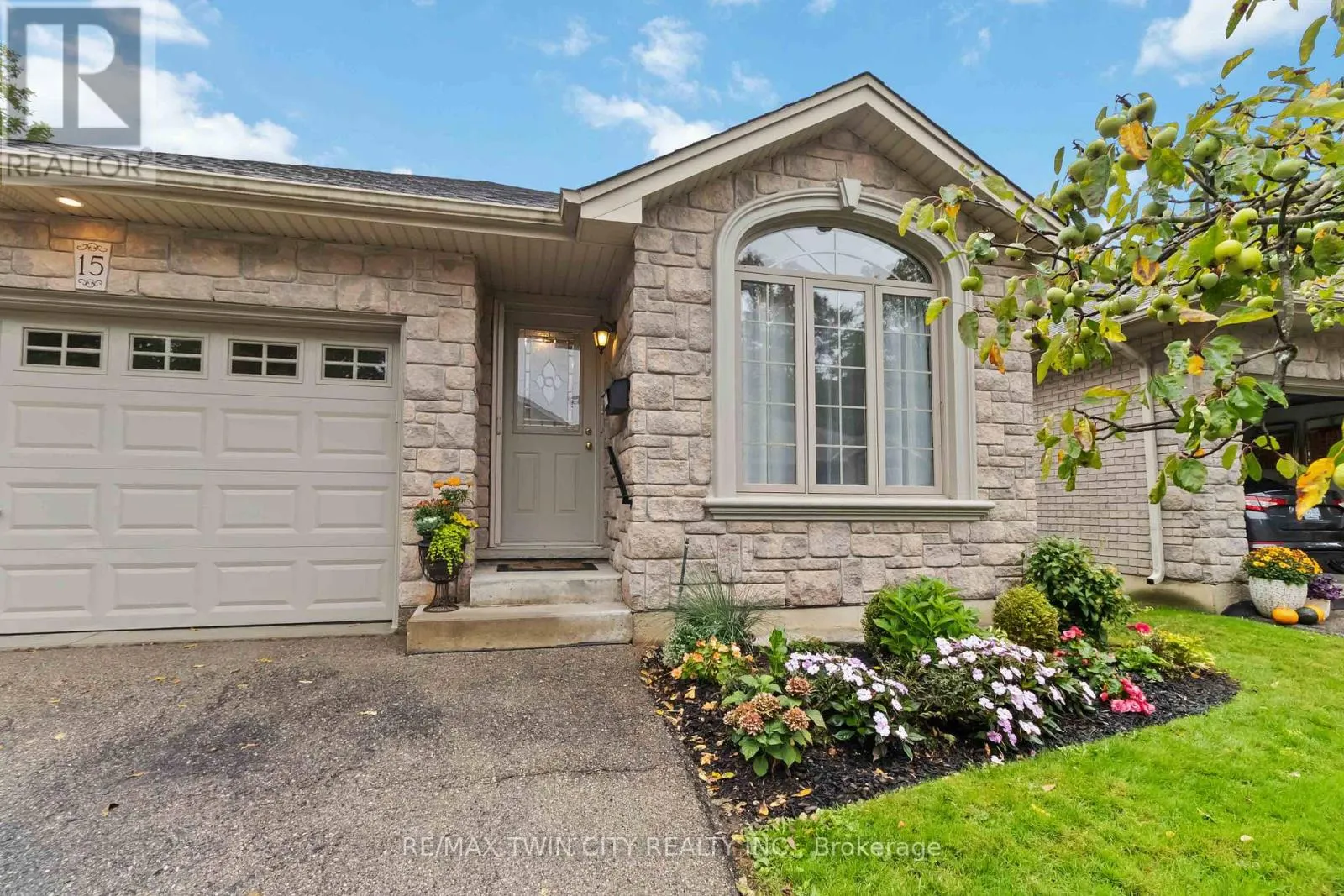 15 - 54 GLENWOOD DRIVE