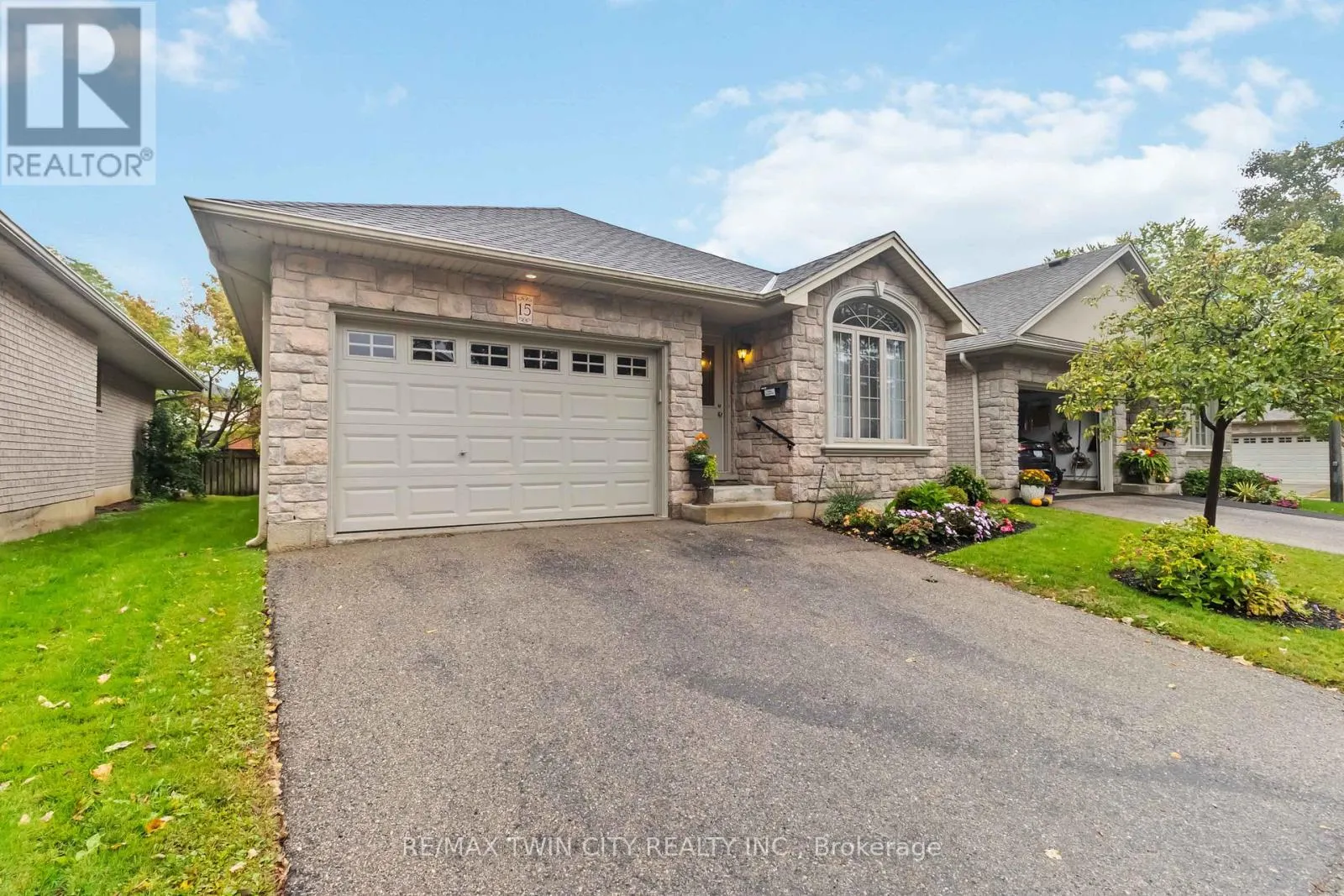15 - 54 GLENWOOD DRIVE