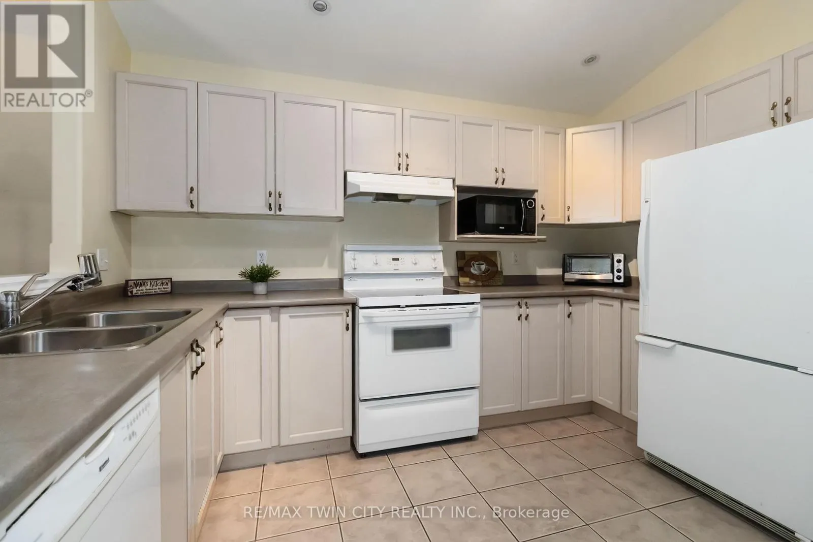 15 - 54 GLENWOOD DRIVE