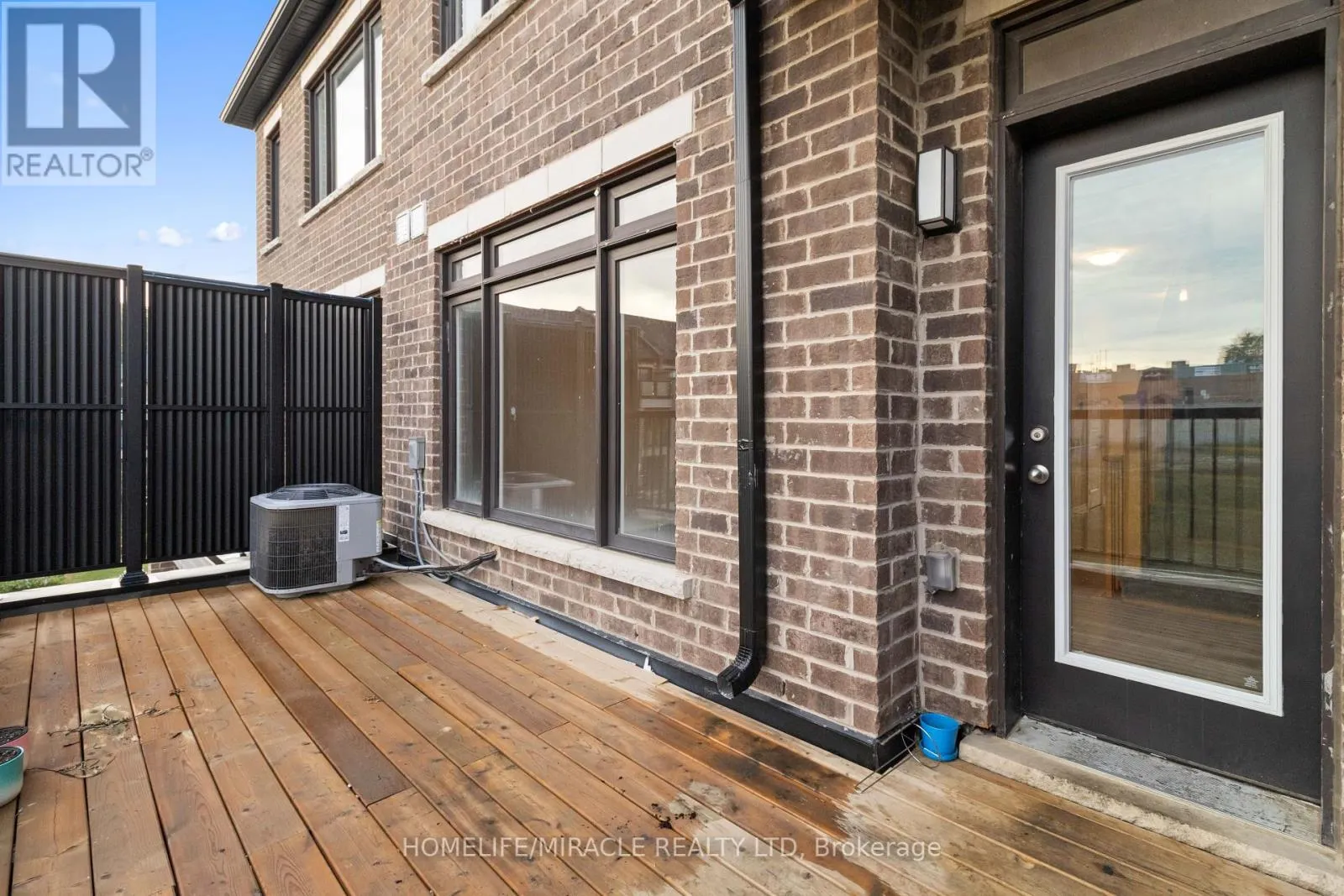 109 - 585 COLBORNE STREET E