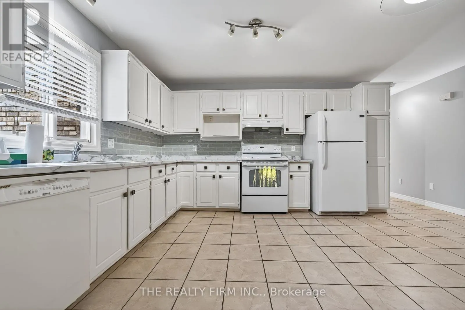 33 STONEYCREEK CRESCENT