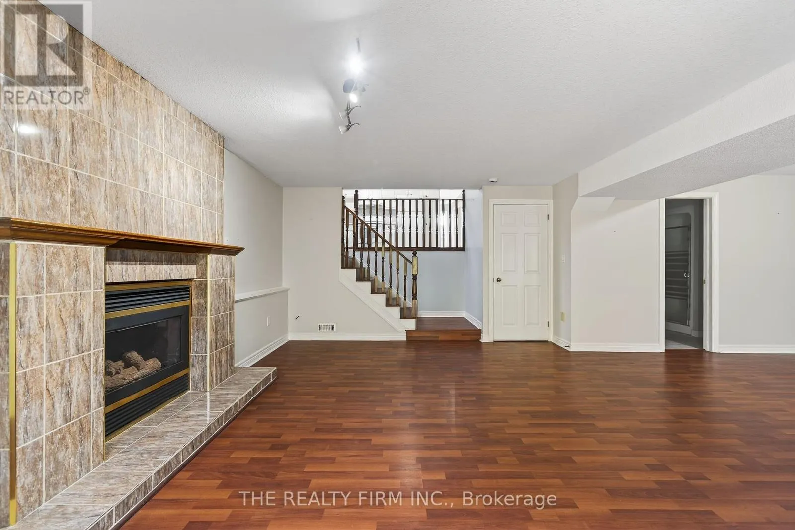33 STONEYCREEK CRESCENT