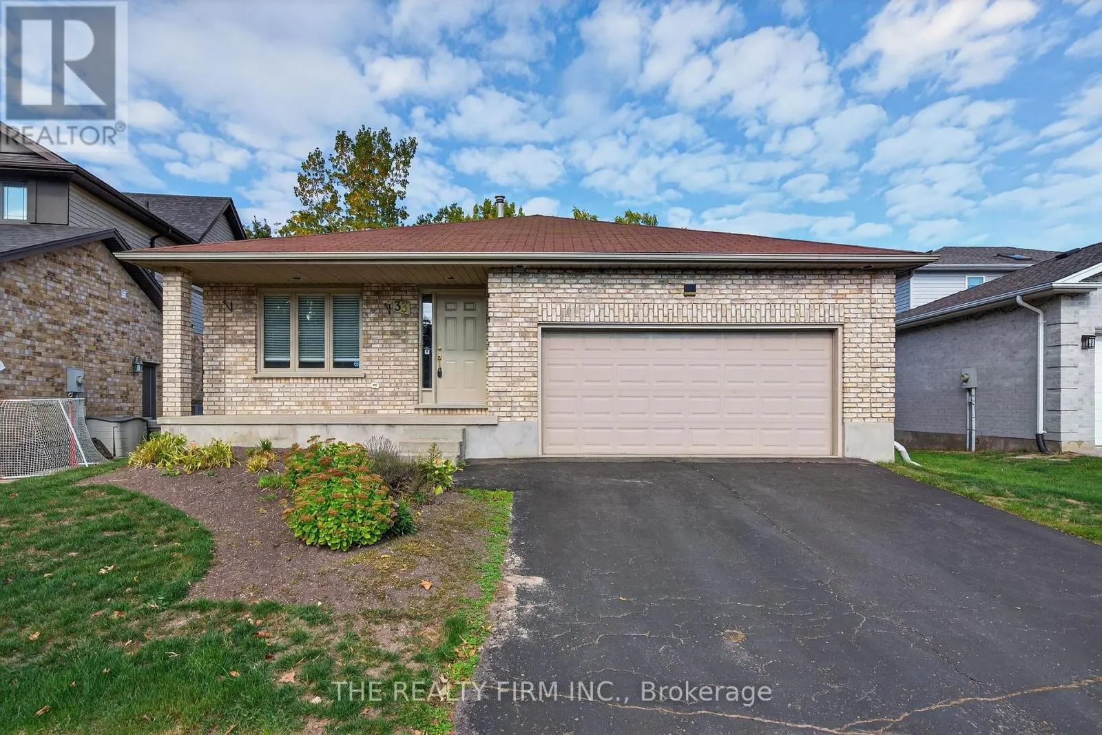 33 STONEYCREEK CRESCENT