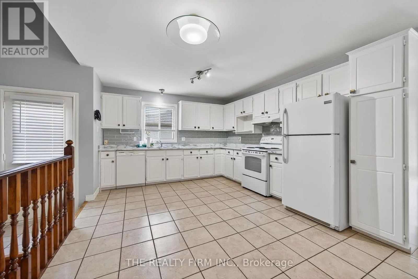 33 STONEYCREEK CRESCENT