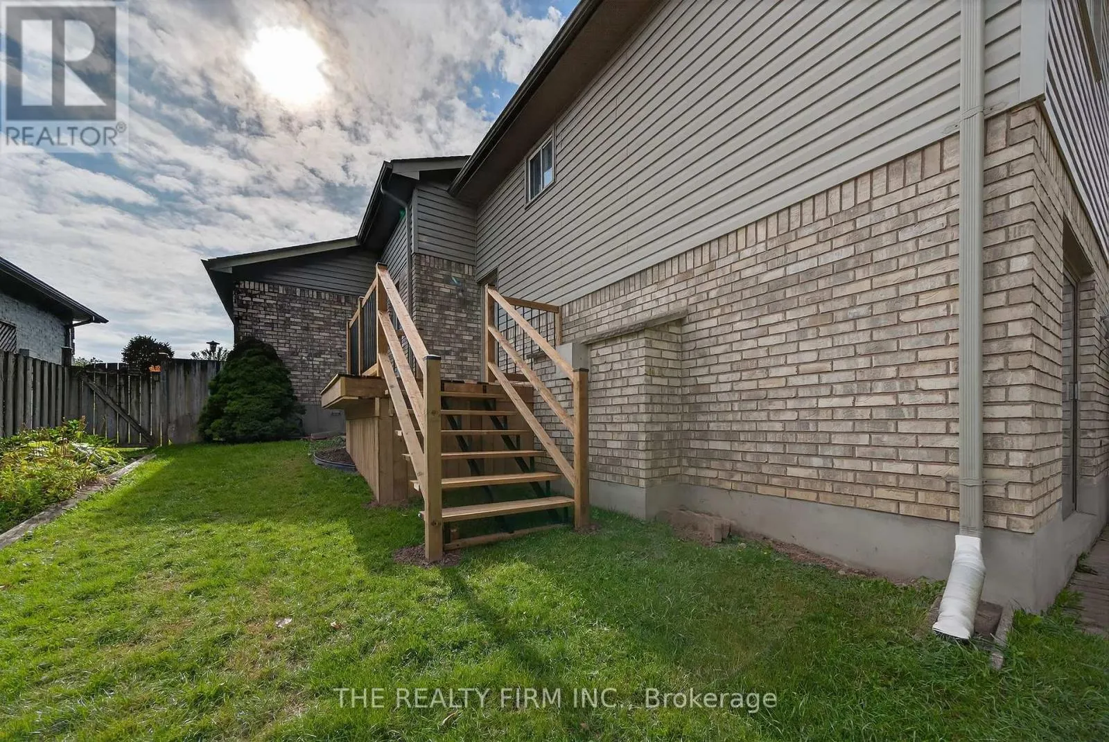 33 STONEYCREEK CRESCENT