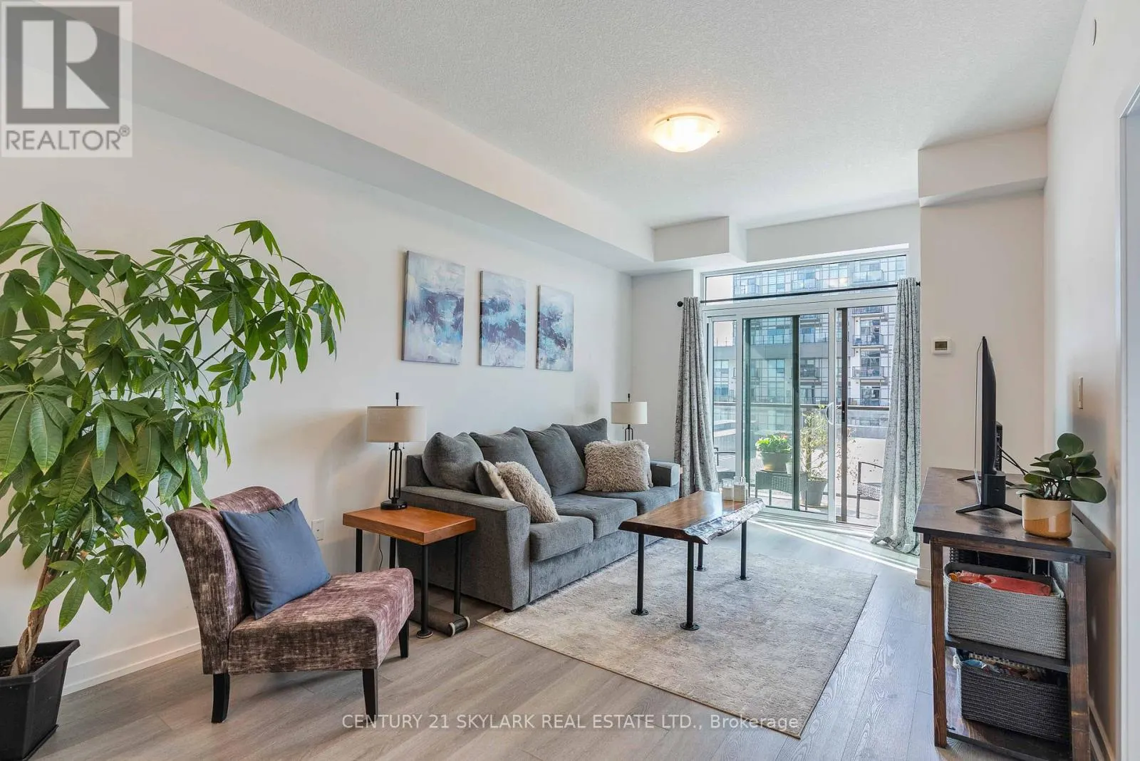 701 - 460 DUNDAS STREET E