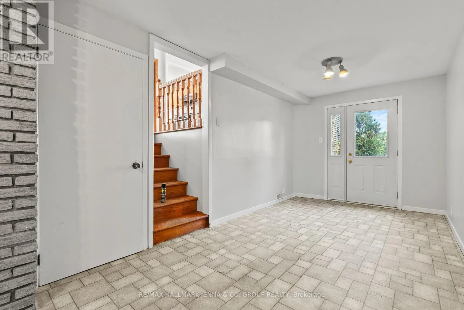 2928 SEGUIN ROAD